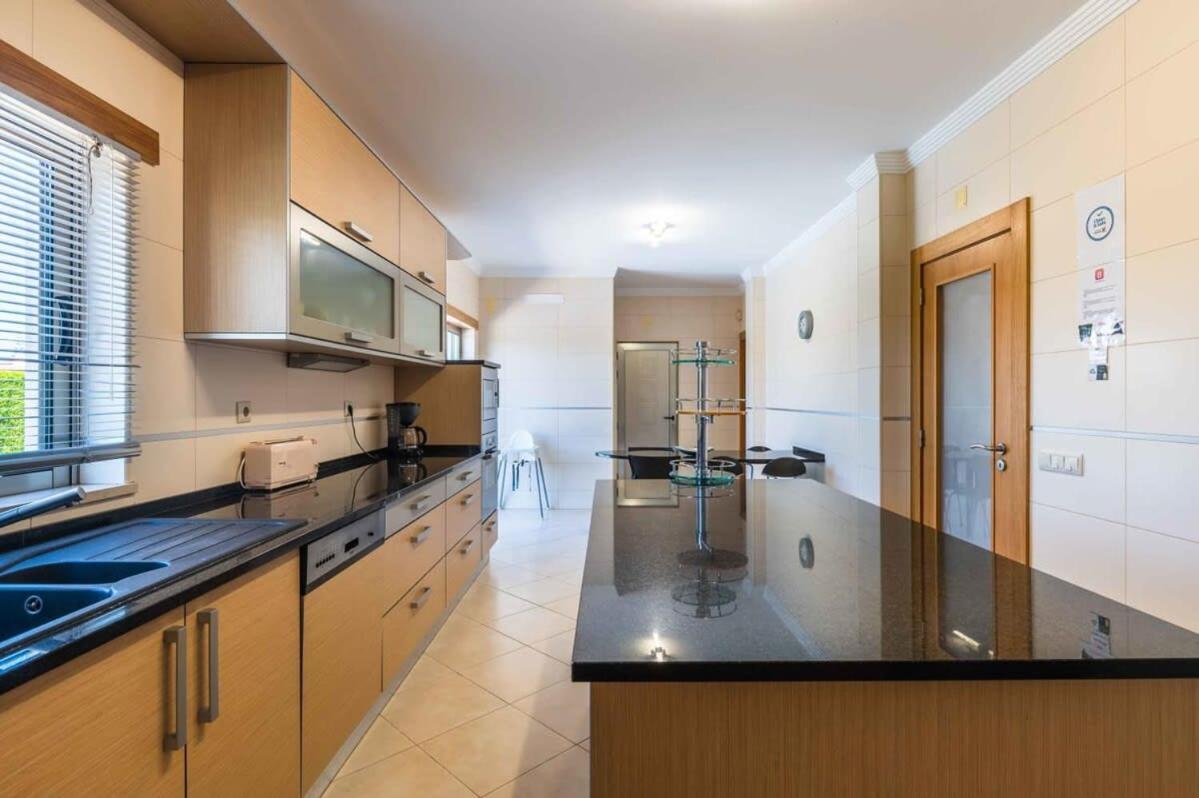 Hugo - Bright Modern Walk To Restaurants Ferienhaus Albufeira