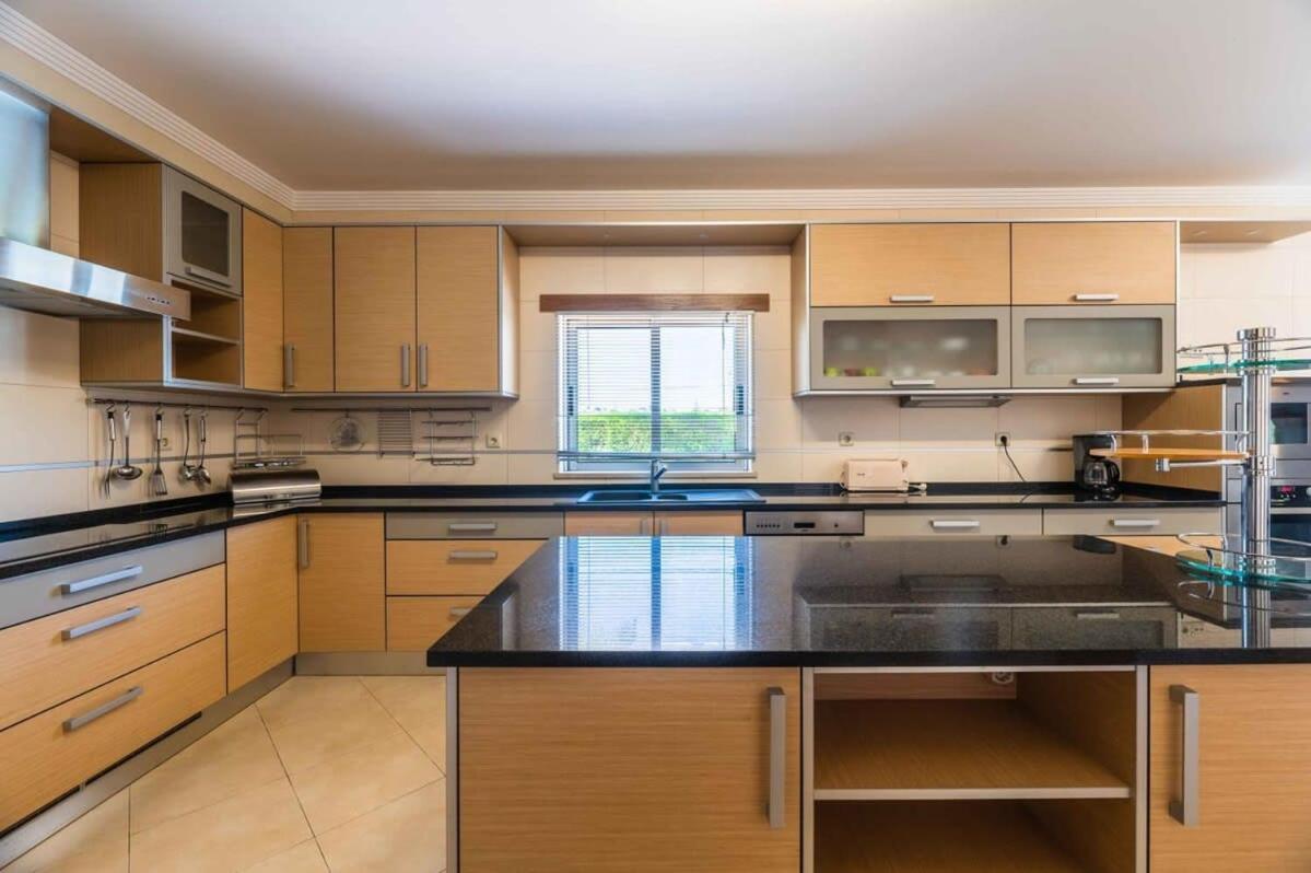 Ferienhaus Hugo - Bright Modern Walk To Restaurants Albufeira